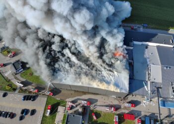 Pożar hali w miejscowości Kawle. Przybywa zastępów