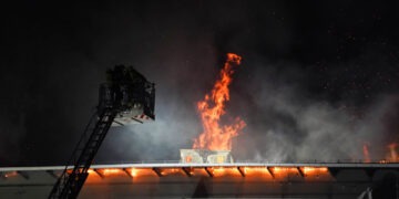 Pożar bloku w Poznaniu. Dwóch strażaków poszkodowanych