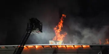 Pożar bloku w Poznaniu. Dwóch strażaków poszkodowanych