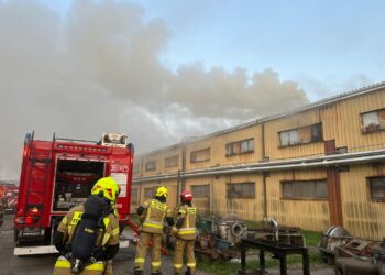 Pożar hali zakładu produkcyjnego w Przemyślu