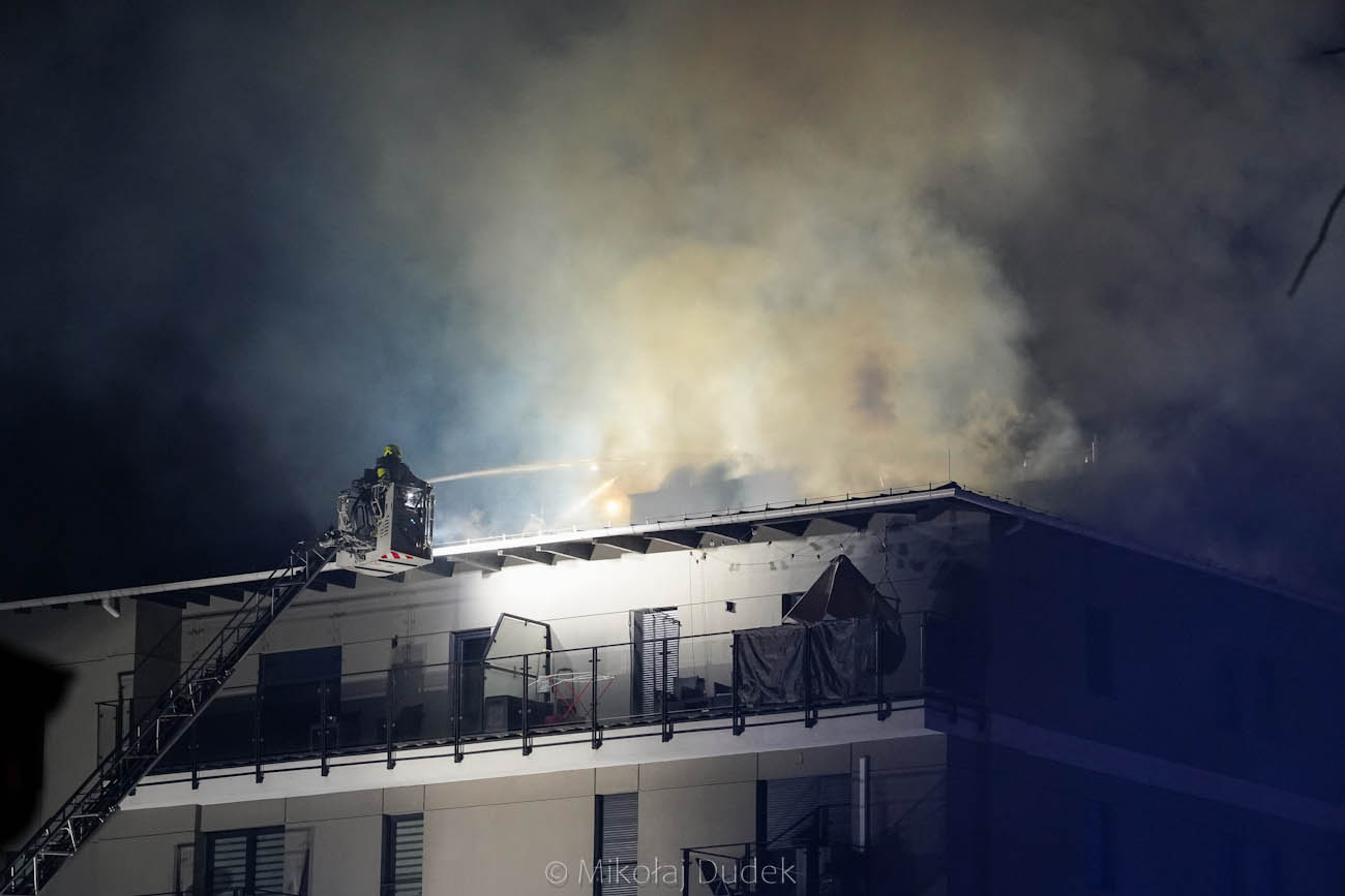Pożar bloku w Poznaniu. Dwóch strażaków poszkodowanych
