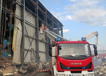 Pożar hali w Kawlach. Strażak nadal poszukiwany