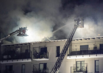 Pożar bloku w Poznaniu. Dwóch strażaków poszkodowanych