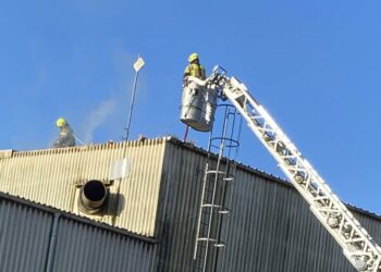 Pożar hali w produkcyjnej w Przytocznej. Akcja trwa