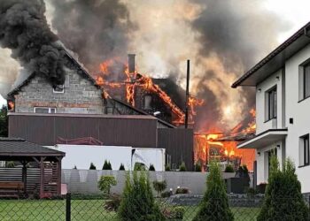 W Tarnawie Dolnej płonie stolarnia i dom