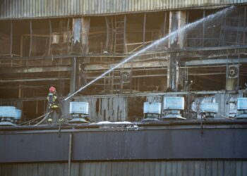 Nocny pożar hali produkcyjno-magazynowej w Szczecinie