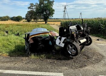 Wypadek na DW416. Osobówka rozpadła się na dwie części