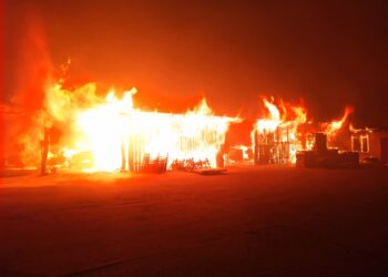 Nocny pożar tartaku w Ściechowie