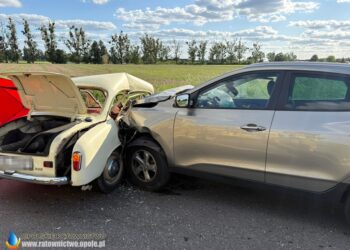 Hyundai uderzył w Syrenkę. Nie żyją dwie osoby