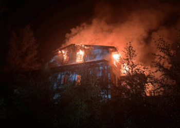 Dwa pożary pustostanów jednej nocy w gminie Nowa Ruda