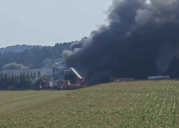 W Siarzewie płonie hala. Dym widoczny z wielu kilometrów