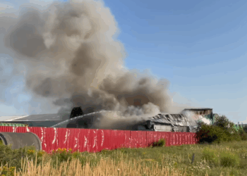 Pożar hali z elektrośmieciami w miejscowości Bogumiłów