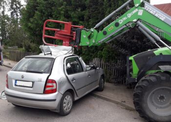 Tragiczne zderzenie osobówki z traktorem. Wezwano LPR