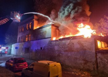 Pożar pustostanu w Nysie. Podpalenie prawdopodobną przyczyną