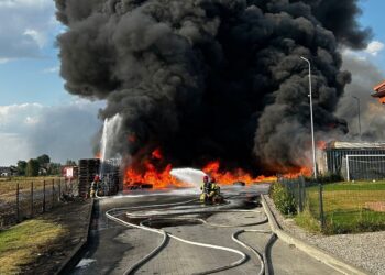 Pożar bazy transportowej. W akcji ponad 100 strażaków
