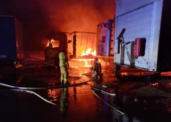 Słopanowo Huby. Nocny pożar w firmie transportowej