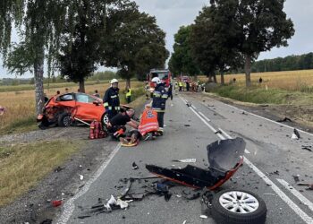 Wypadek na DK74. Dwie osoby ciężko ranne