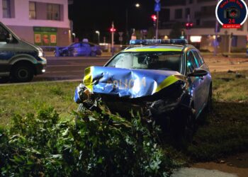 Radiowozem na czerwonym świetle. Cztery osoby w szpitalu