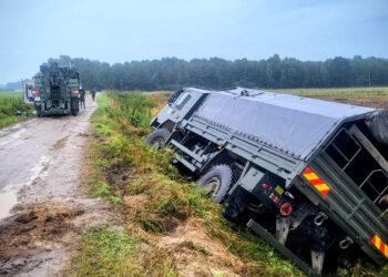 Wojskowy Jelcz w rowie. Pomógł Hardun