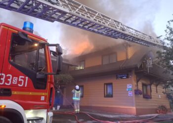 Pożar pensjonatu w Wiśle. Z ogniem walczyło ponad 20 zastępów