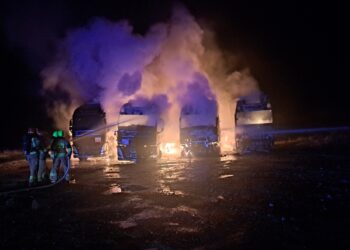 Nocny pożar ciężarówek w Talczynie
