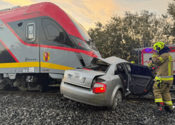 Wjechał wprost pod pociąg. Jest ciężko ranny