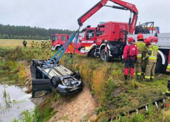 Znaleźli samochód w stawie. Nie żyją dwie osoby