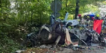 Zginął młody kierowca. Osobówka rozpadła się na części