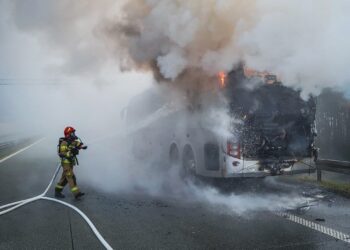 Pożar autokaru na trasie S8. Dzieci ewakuowano do remizy OSP