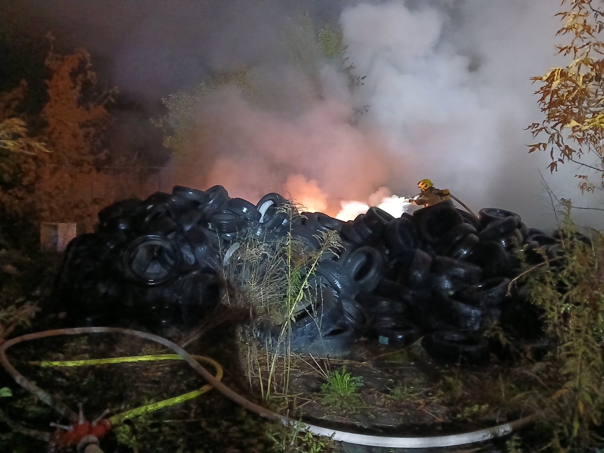 Pożar na składowisku opon w Poznaniu