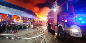 Pożar kompleksu hal produkcyjno-magazynowych w Rusocinie