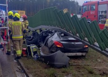 Osobówka pod barierkami. Poważny wypadek na S14