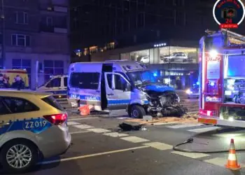 Wypadek w centrum Warszawy. Ranni policjanci