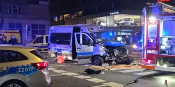 Wypadek w centrum Warszawy. Ranni policjanci