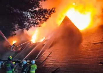 Pożar hotelu w Mniszewie. W akcji ponad 100 strażaków