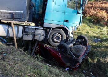 Ciężarówka przygniotła samochód nauki jazdy