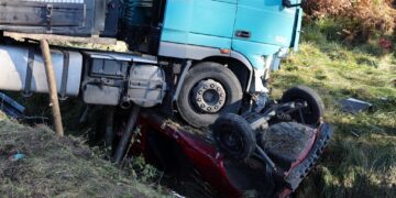 Ciężarówka przygniotła samochód nauki jazdy