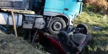 Ciężarówka przygniotła samochód nauki jazdy