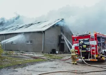 Pożar hali w Sadowie. W akcji ponad 40 zastępów
