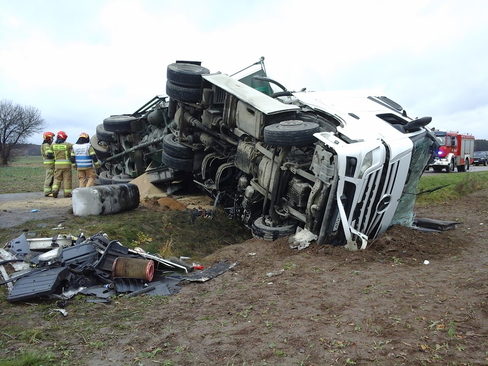 Zderzenie ciężarówek na drodze powiatowej. Trudna akcja strażaków