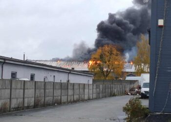 Pożar hali pod Lublińcem. Trwa akcja gaśnicza