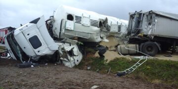 Zderzenie ciężarówek na drodze powiatowej. Trudna akcja strażaków