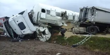 Zderzenie ciężarówek na drodze powiatowej. Trudna akcja strażaków