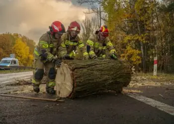 Ulewy i silny wiatr w całej Polsce. Setki interwencji strażaków
