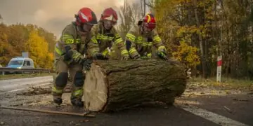 Ulewy i silny wiatr w całej Polsce. Setki interwencji strażaków