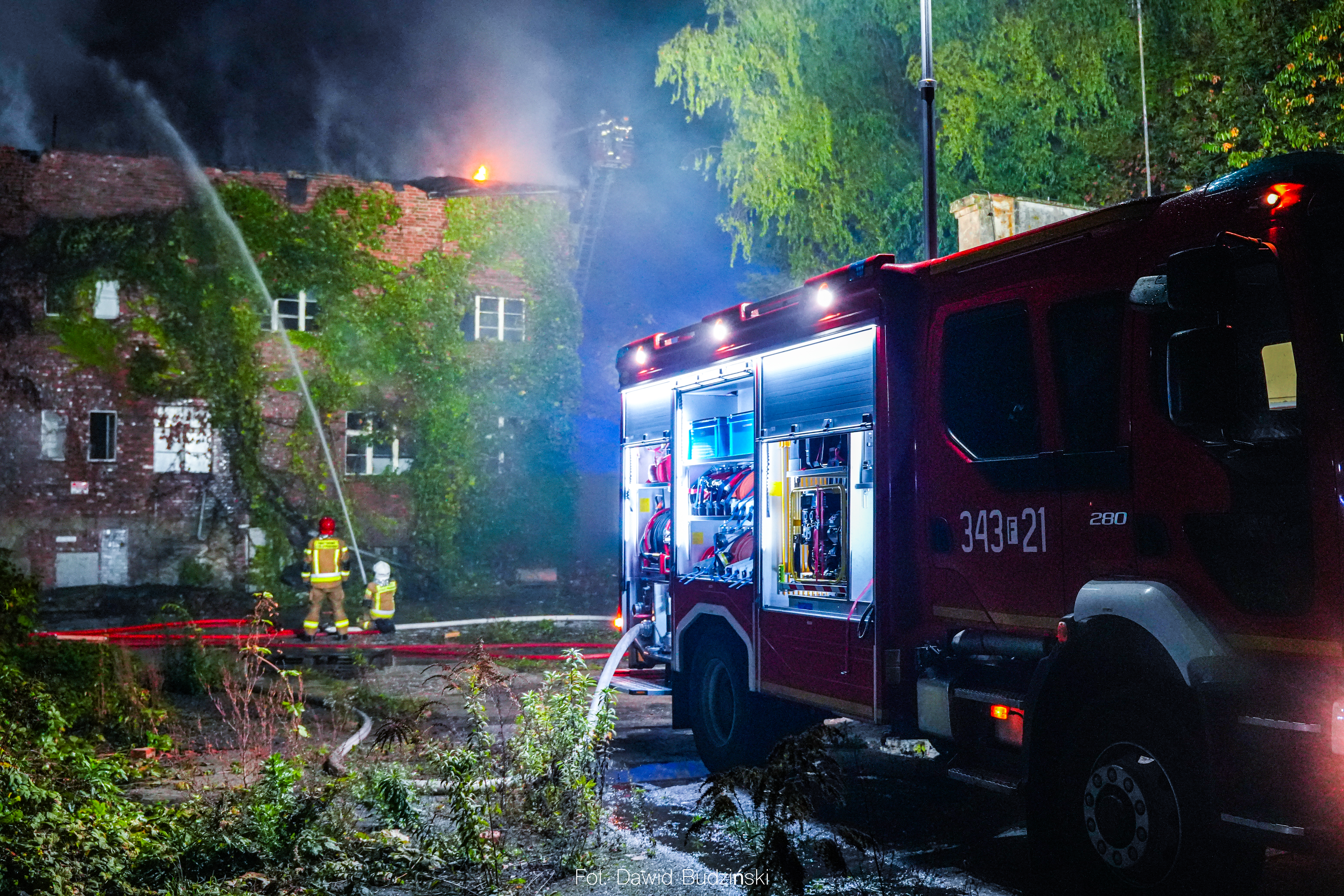 Pożar w dawnej fabryce mebli w Sulechowie [FOTO]