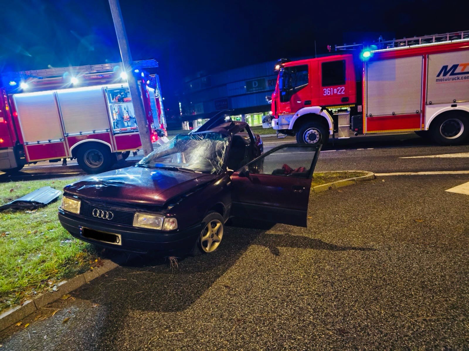 Nocny wypadek w Łomży. Audi uderzyło w latarnię
