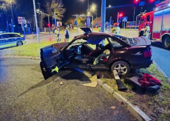 Nocny wypadek w Łomży. Audi uderzyło w latarnię