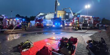 Pożar domu przyjęć w Mszanie. Na miejscu ponad 20 zastępów