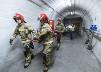 Nocne ćwiczenia służb w tunelu pod Martwą Wisłą